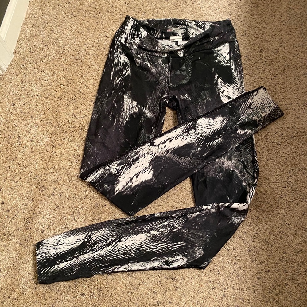Women’s underarmour leggings multi print small